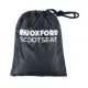 Черен калъф Oxford ScootSeat монтиран върху мотоциклетна седалка с бяло лого, показани регулируеми въжета със стопери и компактен калъф за съхранение