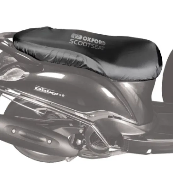 Черен калъф Oxford ScootSeat монтиран върху мотоциклетна седалка с бяло лого, показани регулируеми въжета със стопери и компактен калъф за съхранение
