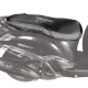 Черен калъф Oxford ScootSeat монтиран върху мотоциклетна седалка с бяло лого, показани регулируеми въжета със стопери и компактен калъф за съхранение