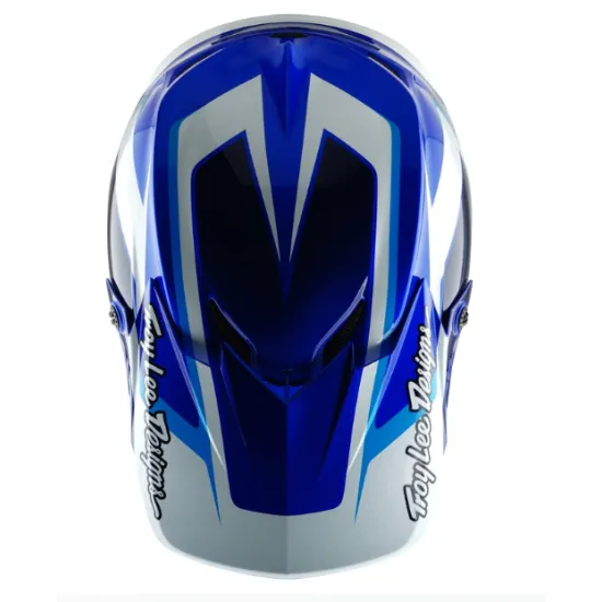 Детска мотокрос каска Troy Lee Designs GP Shutter в синьо-бяла цветова схема с геометричен дизайн, издължен визьор и множество вентилационни отвори