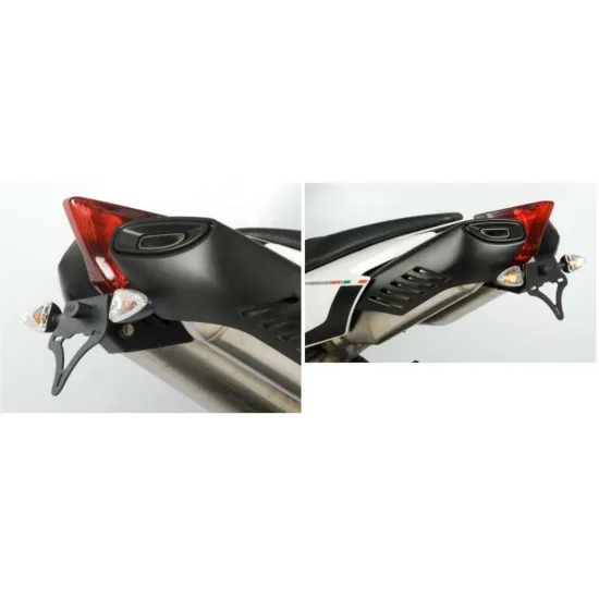 Черна стойка за номер R&G Racing на Aprilia Dorsoduro с вградена светлина и оригинални странични мигачи, изглед отзад