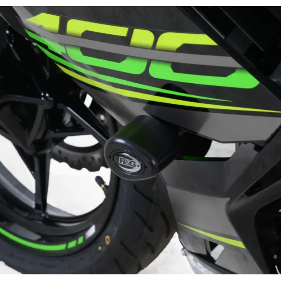 Черни краш тапи R&G Racing монтирани на зелен Kawasaki Ninja 400 със заводски лога и матова повърхност