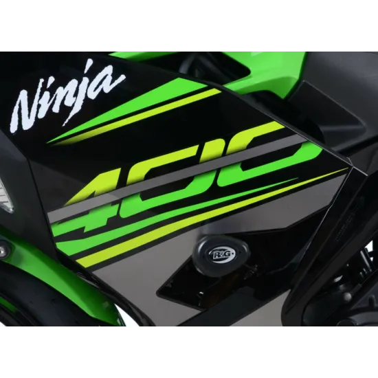 Черни краш тапи R&G Racing монтирани на зелен Kawasaki Ninja 400 със заводски лога и матова повърхност