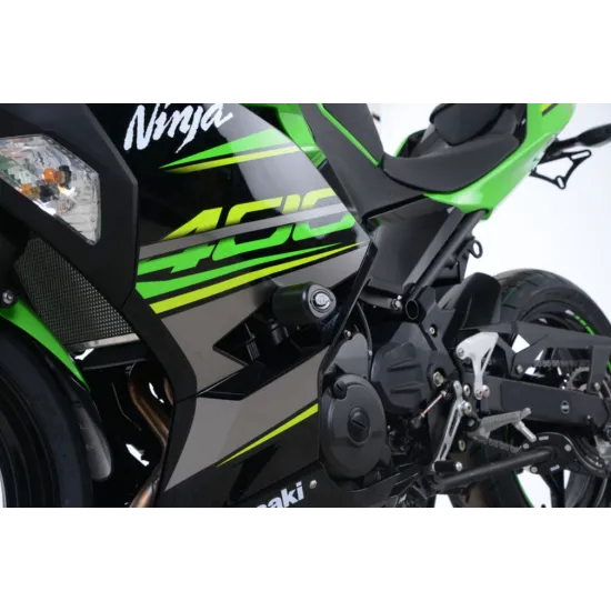 Черни краш тапи R&G Racing монтирани на зелен Kawasaki Ninja 400 със заводски лога и матова повърхност