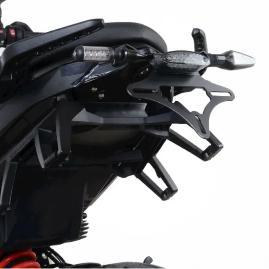 Черна стойка за номер R&G Racing монтирана на BMW F900R с оригинални LED мигачи и компактна конструкция от неръждаема стомана