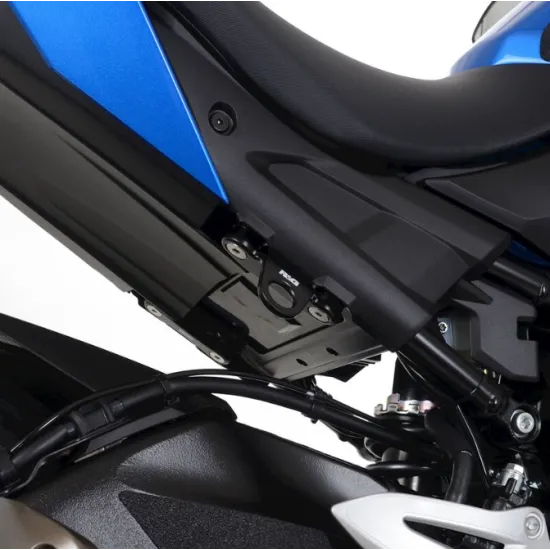 Черни метални куки R&G Racing монтирани под седалката на Suzuki GSX-S 1000 в синьо, видим монтажен bracket с лого