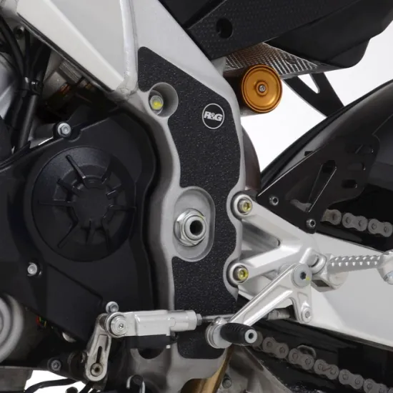Черен текстуриран протектор за рама R&G Racing монтиран на Aprilia Tuono V4 1100 до двигателния капак и стъпенката, с видимо лого R&G