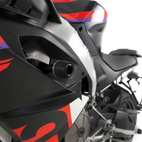 Черни краш тапи R&G Racing с капковидна форма, монтирани на бяло-червен Aprilia RS 457, с видимо лазерно гравирано лого