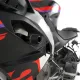 Черни краш тапи R&G Racing с капковидна форма, монтирани на бяло-червен Aprilia RS 457, с видимо лазерно гравирано лого
