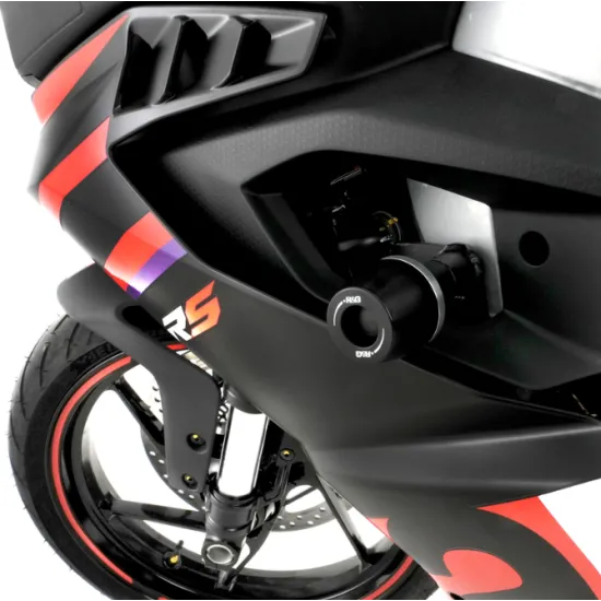 Черни краш тапи R&G Racing с капковидна форма, монтирани на бяло-червен Aprilia RS 457, с видимо лазерно гравирано лого