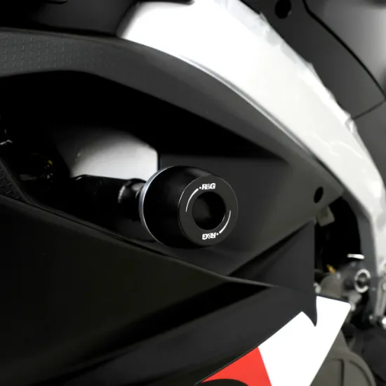 Черни краш тапи R&G Racing с капковидна форма, монтирани на бяло-червен Aprilia RS 457, с видимо лазерно гравирано лого