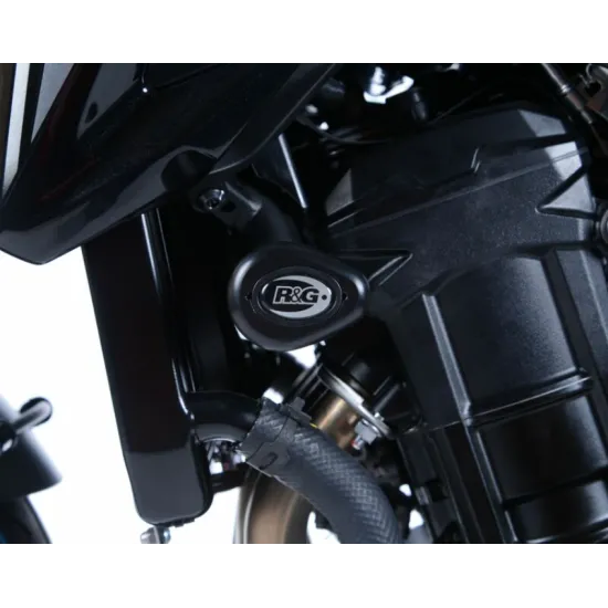 Черни краш тапи R&G Racing с капковидна форма, монтирани на рамката на Kawasaki Z900, с видимо лого R&G и матово покритие