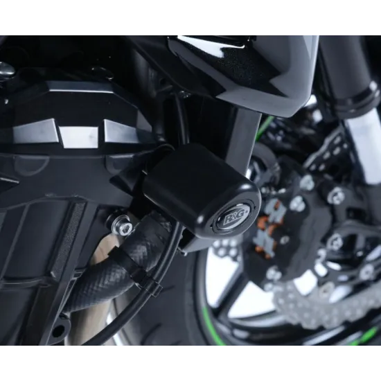 Черни краш тапи R&G Racing с капковидна форма, монтирани на рамката на Kawasaki Z900, с видимо лого R&G и матово покритие