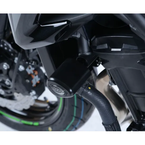 Черни краш тапи R&G Racing с капковидна форма, монтирани на рамката на Kawasaki Z900, с видимо лого R&G и матово покритие