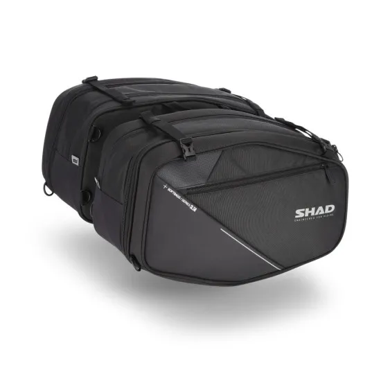 Черни текстилни дисаги SHAD SL58 v2 с бели лога и акценти, показани в сдвоена конфигурация с множество джобове и ципове