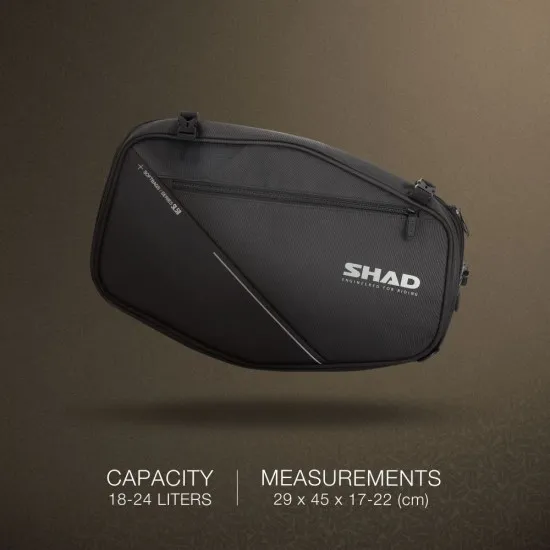 Черни текстилни дисаги SHAD SL58 v2 с бели лога и акценти, показани в сдвоена конфигурация с множество джобове и ципове
