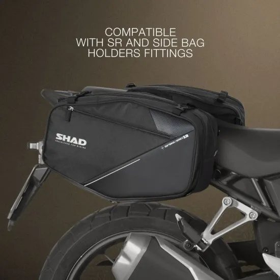 Черни текстилни дисаги SHAD SL58 v2 с бели лога и акценти, показани в сдвоена конфигурация с множество джобове и ципове