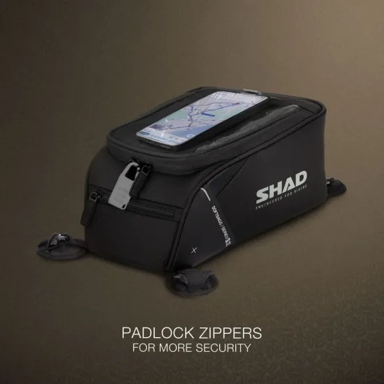 Черна мото чанта SHAD SL12M v2 с прозрачен прозорец, в който се вижда смартфон с навигация, катинарчета на циповете и бяло лого SHAD
