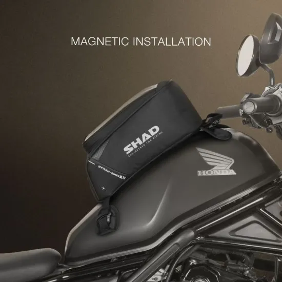 Черна мото чанта SHAD SL12M v2 с прозрачен прозорец, в който се вижда смартфон с навигация, катинарчета на циповете и бяло лого SHAD