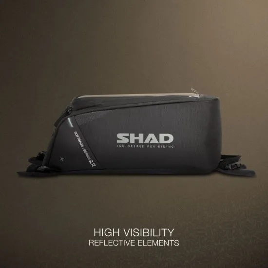 Черна мото чанта SHAD SL12M v2 с прозрачен прозорец, в който се вижда смартфон с навигация, катинарчета на циповете и бяло лого SHAD