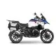 BMW R1300GS Adventure в бяла, синя и червена цветова схема с монтирани черни SHAD куфари чрез 3P система, показан от странично и задно перспектива