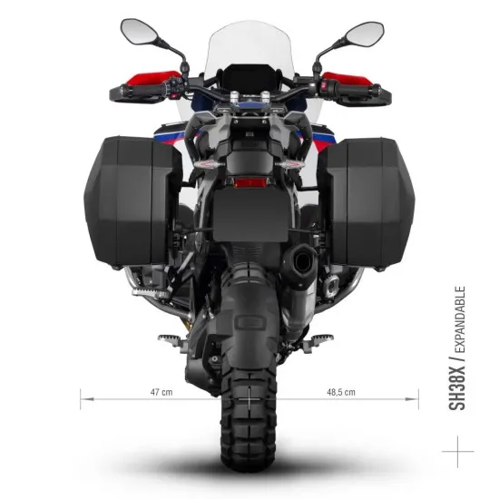 BMW R1300GS Adventure в бяла, синя и червена цветова схема с монтирани черни SHAD куфари чрез 3P система, показан от странично и задно перспектива