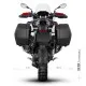 BMW R1300GS Adventure в бяла, синя и червена цветова схема с монтирани черни SHAD куфари чрез 3P система, показан от странично и задно перспектива