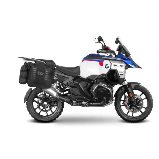 BMW R1300GS Adventure в бяла, синя и червена цветова схема с монтирани черни SHAD куфари чрез 3P система, показан от странично и задно перспектива