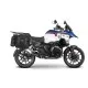 BMW R1300GS Adventure в бяла, синя и червена цветова схема с монтирани черни SHAD куфари чрез 3P система, показан от странично и задно перспектива