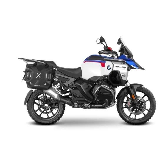 BMW R1300GS Adventure в бяла, синя и червена цветова схема с монтирани черни SHAD куфари чрез 3P система, показан от странично и задно перспектива