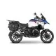 BMW R1300GS Adventure в бяла, синя и червена цветова схема с монтирани черни SHAD куфари чрез 3P система, показан от странично и задно перспектива