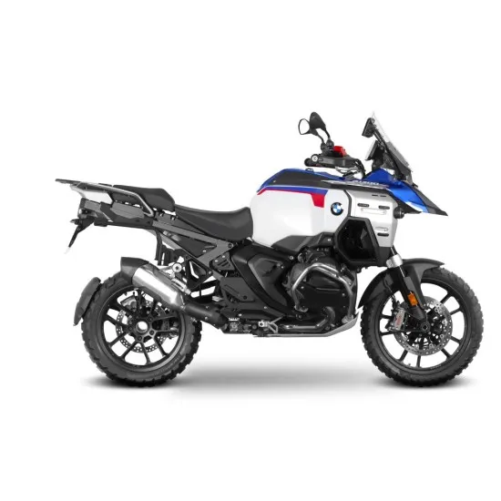 BMW R1300GS Adventure в бяла, синя и червена цветова схема с монтирани черни SHAD куфари чрез 3P система, показан от странично и задно перспектива