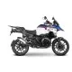 BMW R1300GS Adventure в бяла, синя и червена цветова схема с монтирани черни SHAD куфари чрез 3P система, показан от странично и задно перспектива