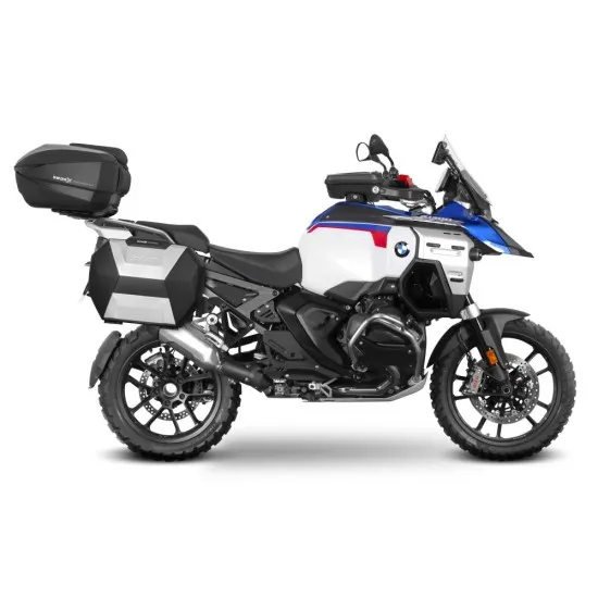 BMW R1300GS Adventure в бяла, синя и червена цветова схема с монтирани черни SHAD куфари чрез 3P система, показан от странично и задно перспектива