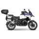 BMW R1300GS Adventure в бяла, синя и червена цветова схема с монтирани черни SHAD куфари чрез 3P система, показан от странично и задно перспектива