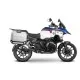 Бял BMW R1300GS Adventure с монтирани сребърни SHAD куфари, черни метални носачи и синьо-червена графика на резервоара