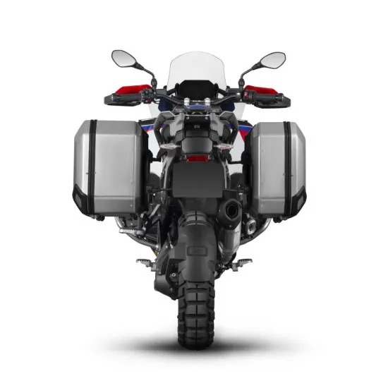 Бял BMW R1300GS Adventure с монтирани сребърни SHAD куфари, черни метални носачи и синьо-червена графика на резервоара