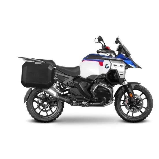 Бял BMW R1300GS Adventure с монтирани сребърни SHAD куфари, черни метални носачи и синьо-червена графика на резервоара