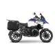 Бял BMW R1300GS Adventure с монтирани сребърни SHAD куфари, черни метални носачи и синьо-червена графика на резервоара