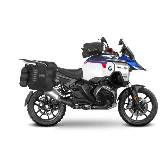 Бял BMW R1300GS Adventure с монтирани сребърни SHAD куфари, черни метални носачи и синьо-червена графика на резервоара