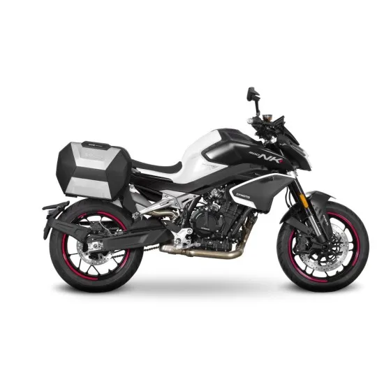 Бял CF MOTO 800 NK с черни SHAD куфари - два странични и един заден, монтирани на специални метални носачи