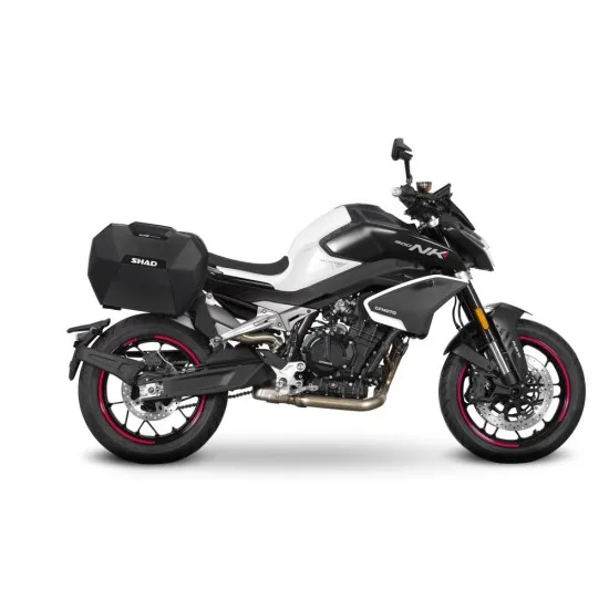 Бял CF MOTO 800 NK с черни SHAD куфари - два странични и един заден, монтирани на специални метални носачи