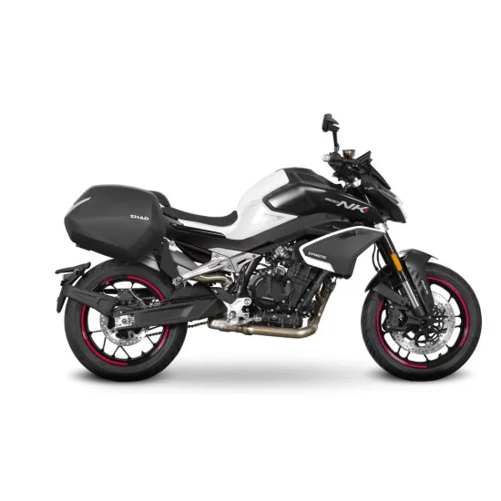 Бял CF MOTO 800 NK с черни SHAD куфари - два странични и един заден, монтирани на специални метални носачи