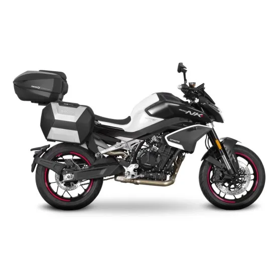 Бял CF MOTO 800 NK с черни SHAD куфари - два странични и един заден, монтирани на специални метални носачи