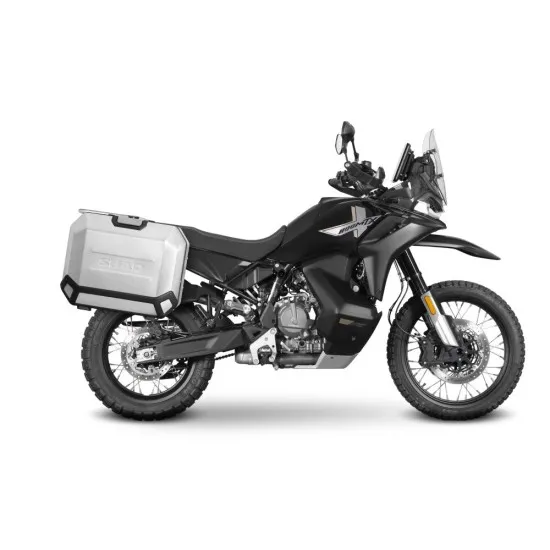 Черен adventure мотоциклет CF MOTO 800 MTX с монтирани сиви SHAD куфари от двете страни, показан в профил на бял фон