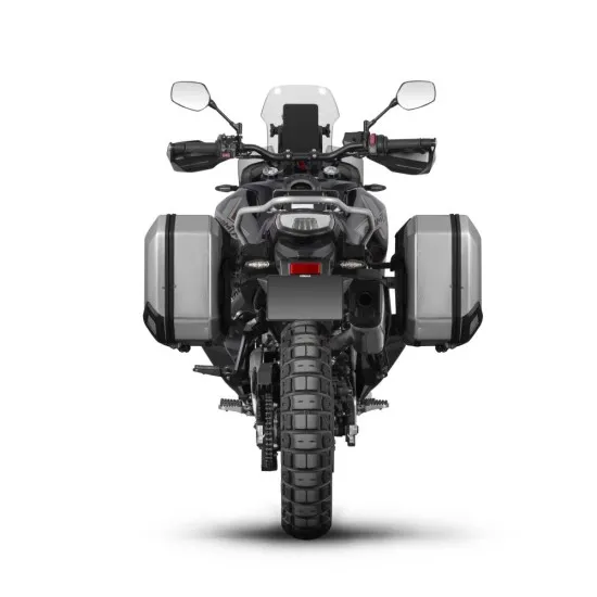 Черен adventure мотоциклет CF MOTO 800 MTX с монтирани сиви SHAD куфари от двете страни, показан в профил на бял фон