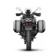 Черен adventure мотоциклет CF MOTO 800 MTX с монтирани сиви SHAD куфари от двете страни, показан в профил на бял фон