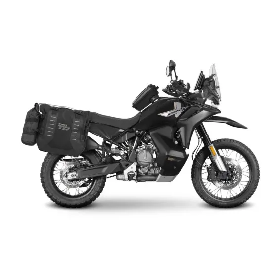 Черен adventure мотоциклет CF MOTO 800 MTX с монтирани сиви SHAD куфари от двете страни, показан в профил на бял фон