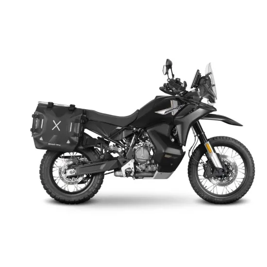 CF MOTO 800 MTX в черно с монтирани черни кубични куфари SHAD - два странични и един заден куфар, показани от страничен профил на бял фон