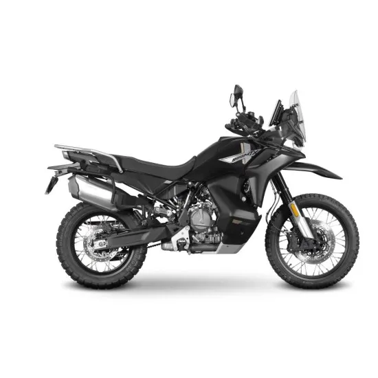 CF MOTO 800 MTX в черно с монтирани черни кубични куфари SHAD - два странични и един заден куфар, показани от страничен профил на бял фон